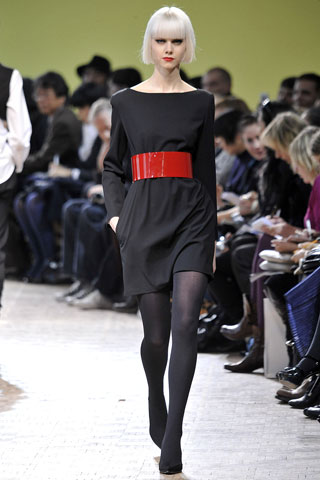 Vestido negro faja roja Limi Feu